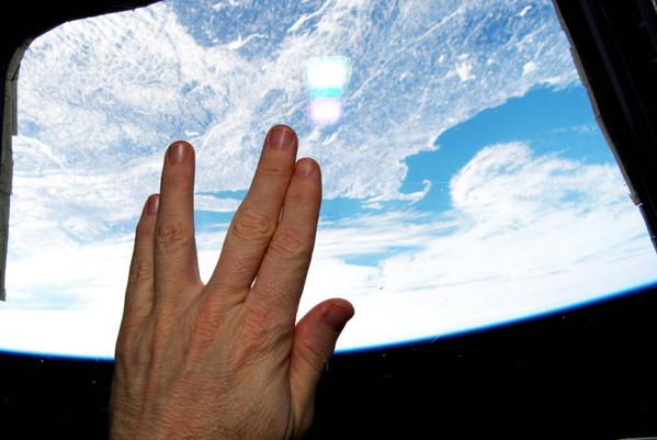 RT @innoget: Astronaut Salutes Nimoy From Orbit vi…